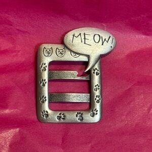 Vintage JJ Jonette Cat-themed Picture Frame Brooch.